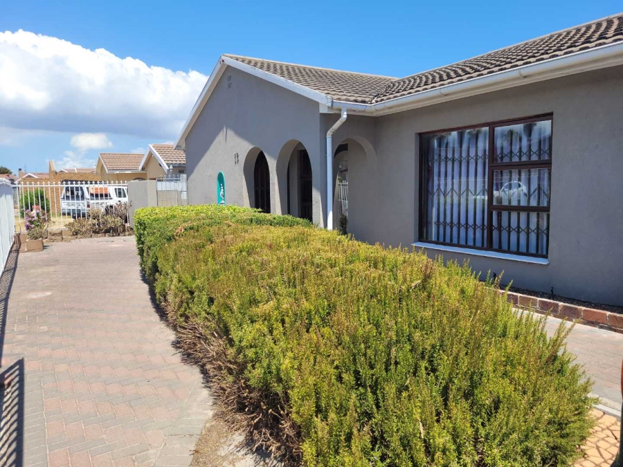 4 Bedroom Property for Sale in Bothasig Western Cape